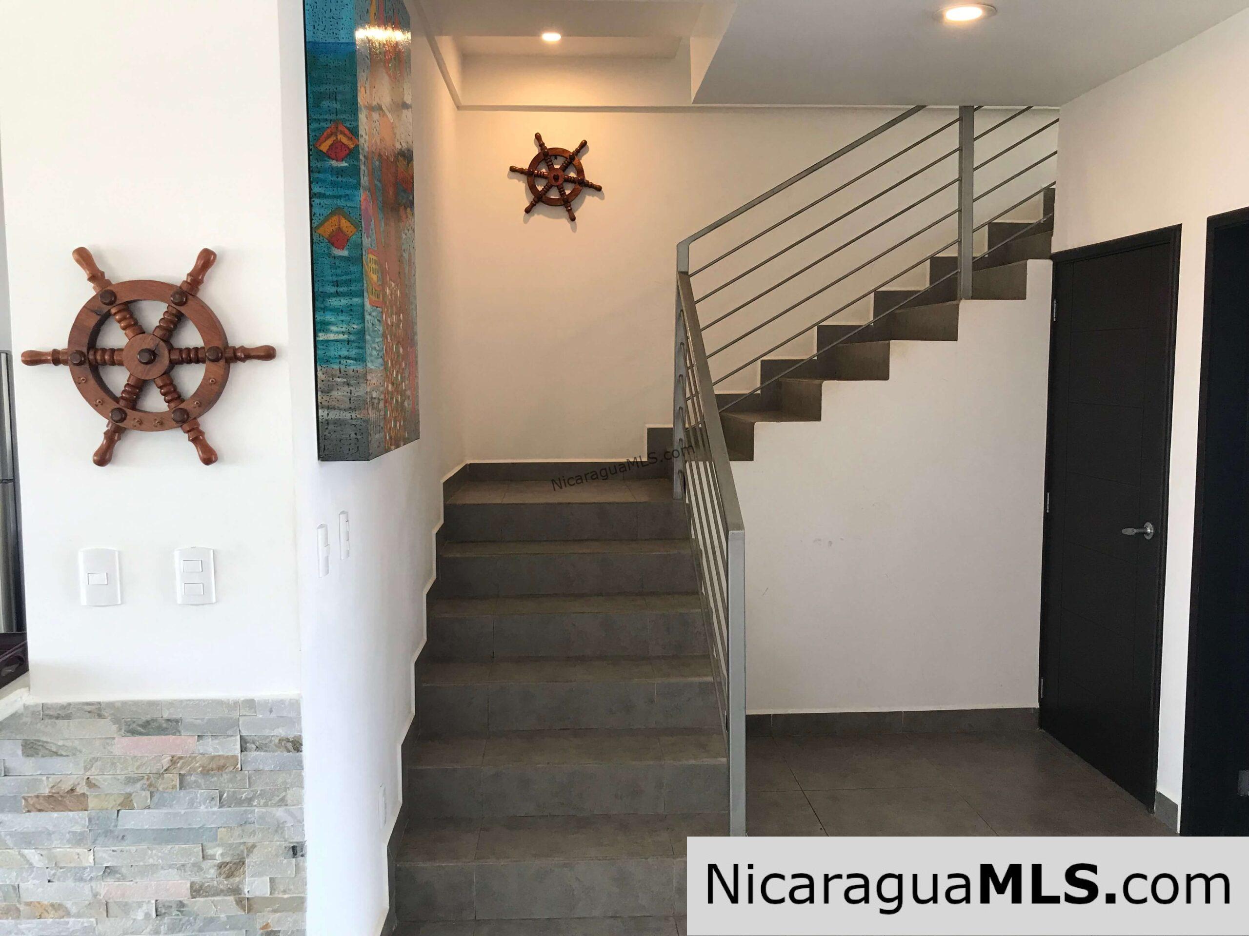 Beautiful house in Vistas de Miramar, fully furnished and reduced price.