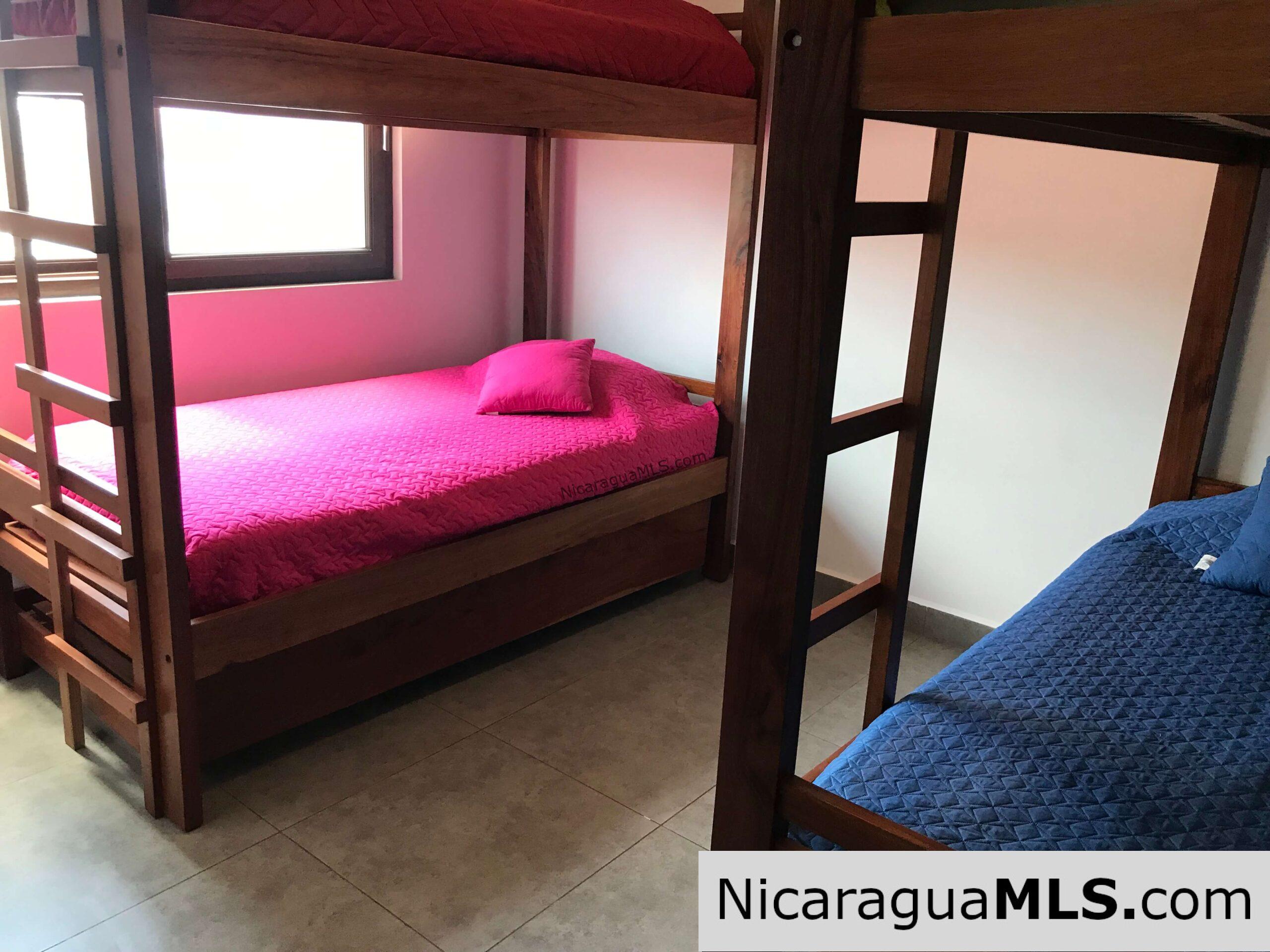 Beautiful house in Vistas de Miramar, fully furnished and reduced price.