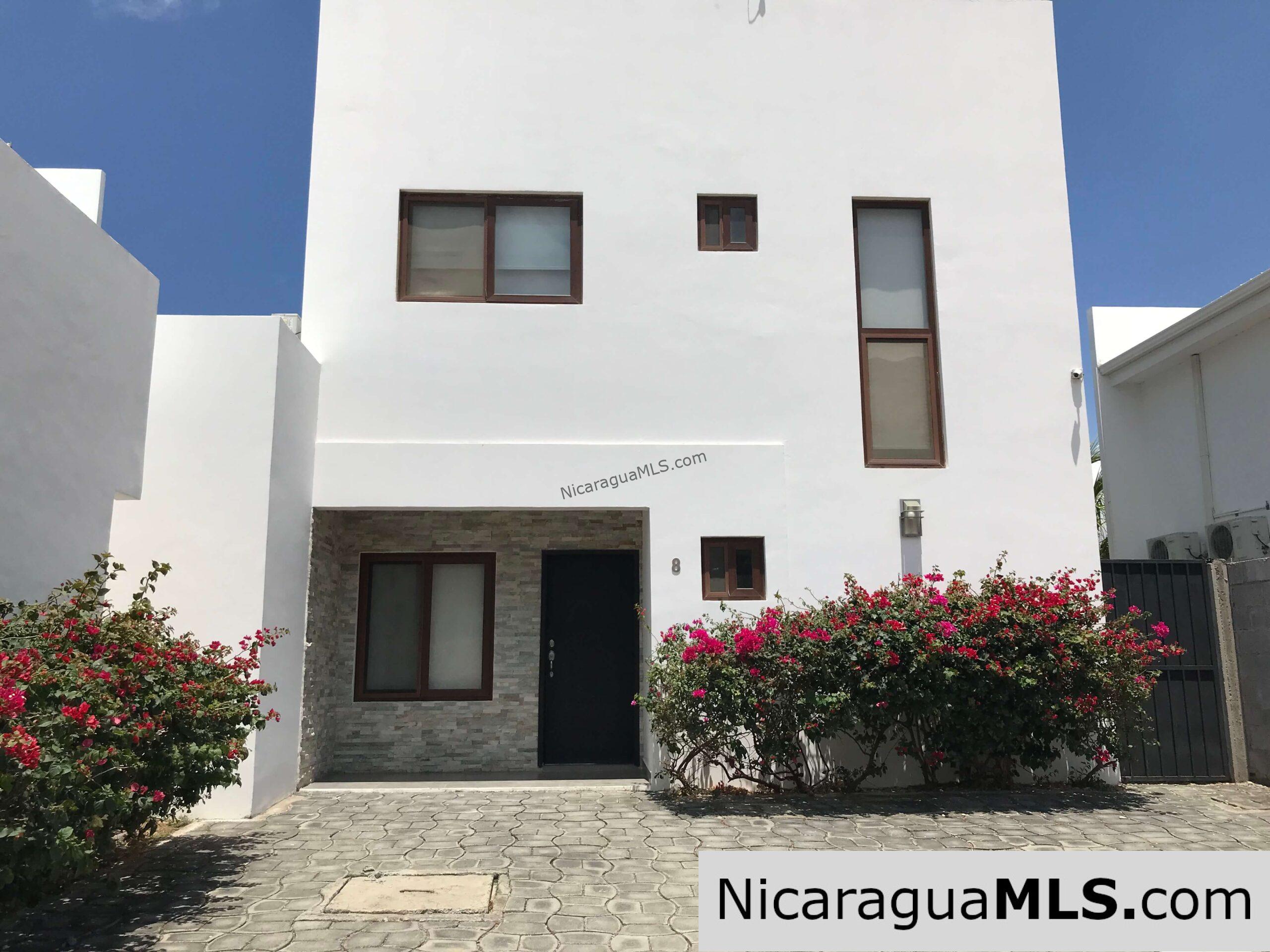 Beautiful house in Vistas de Miramar, fully furnished and reduced price.