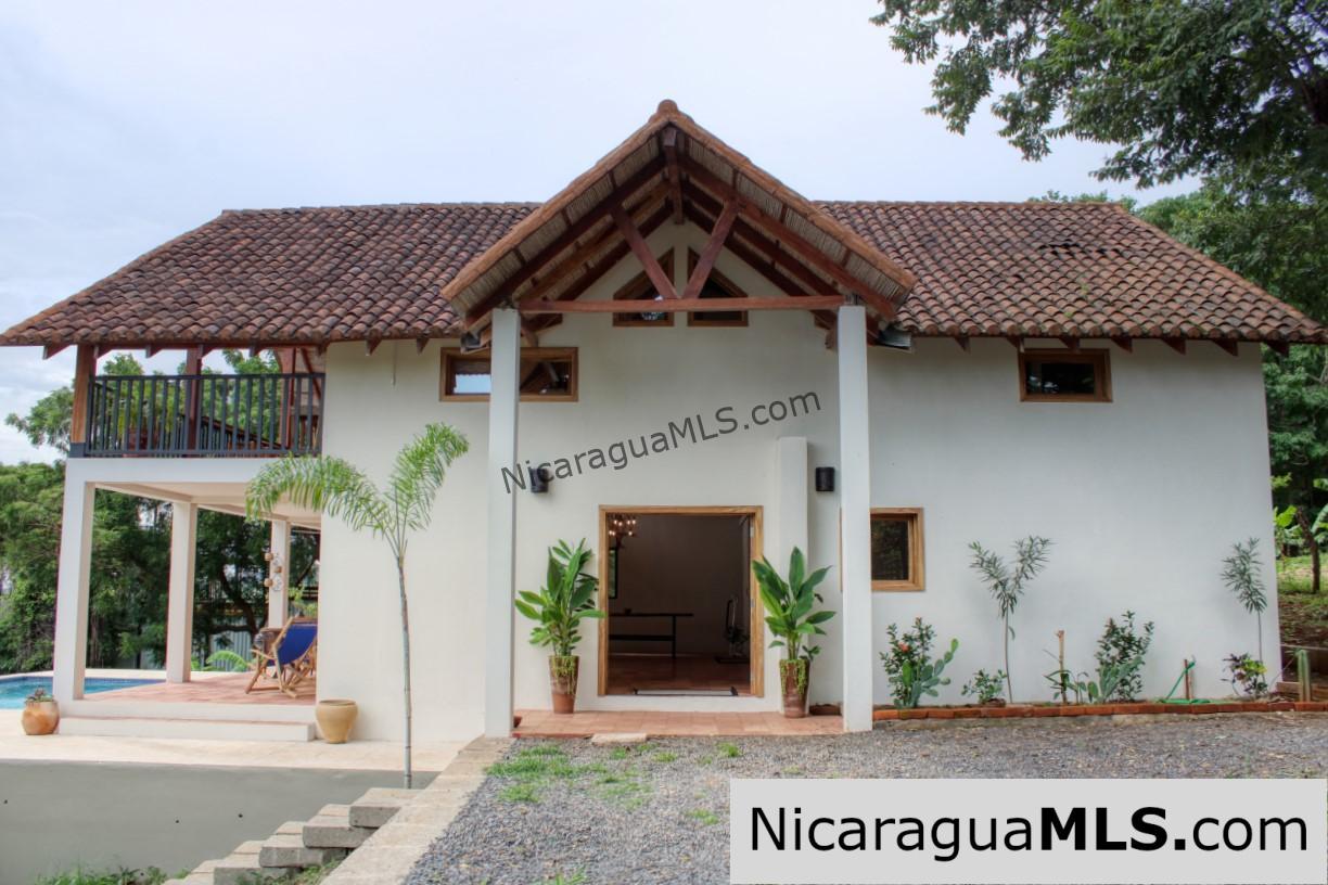 Stunning Ocean Views Beautiful Move in Ready 3+bedroom