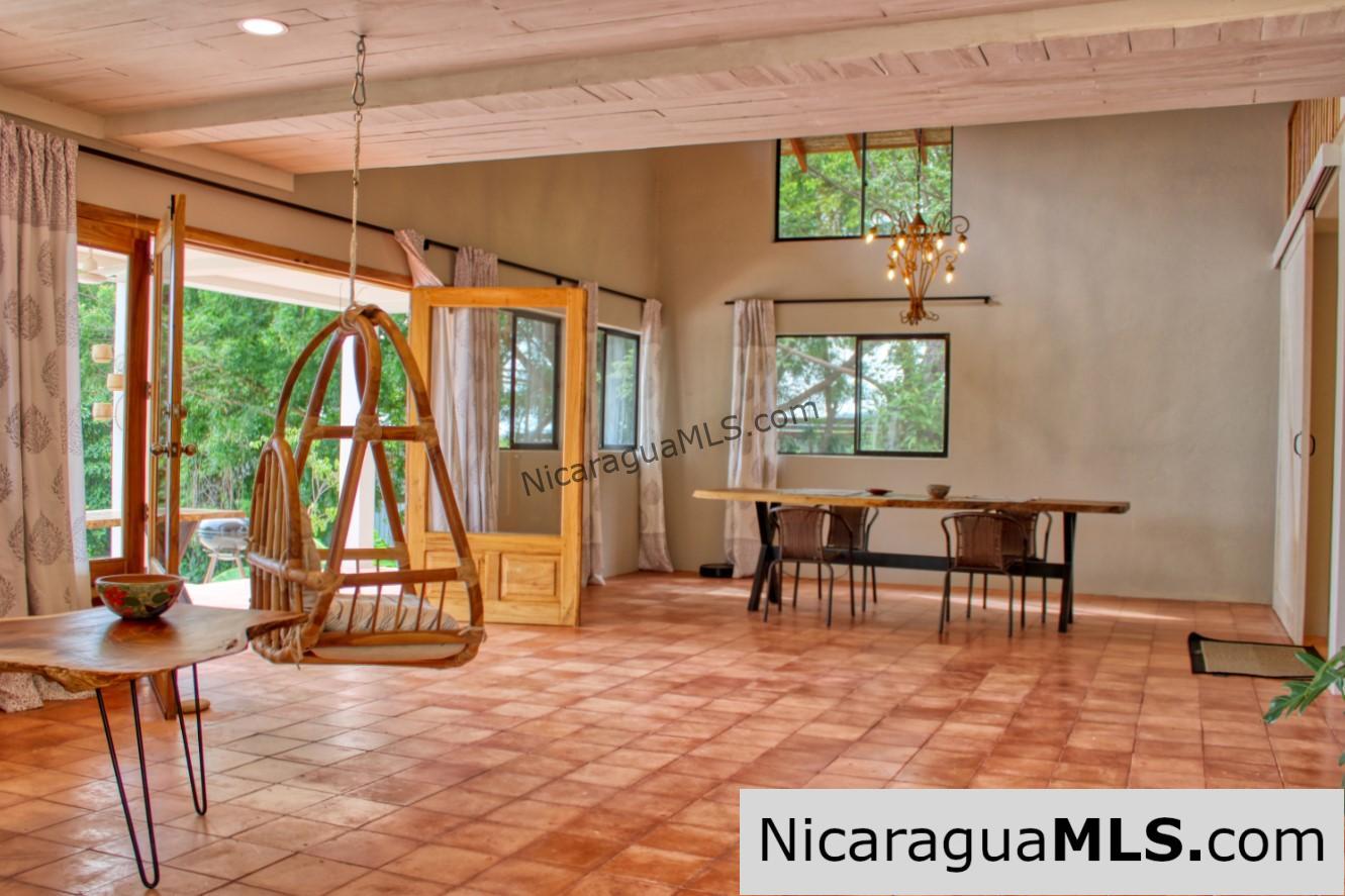 Stunning Ocean Views Beautiful Move in Ready 3+bedroom