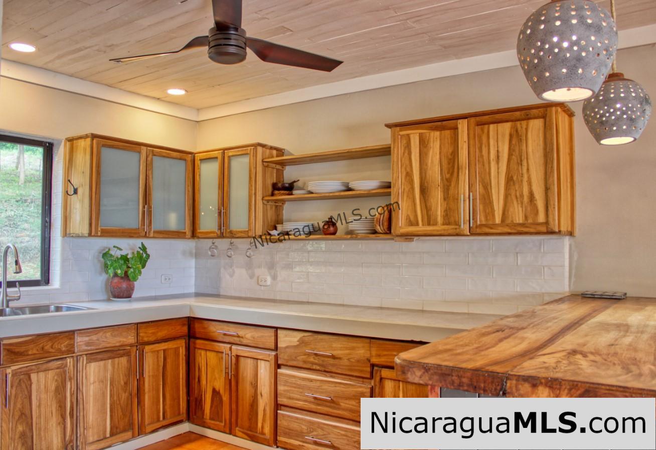 Stunning Ocean Views Beautiful Move in Ready 3+bedroom