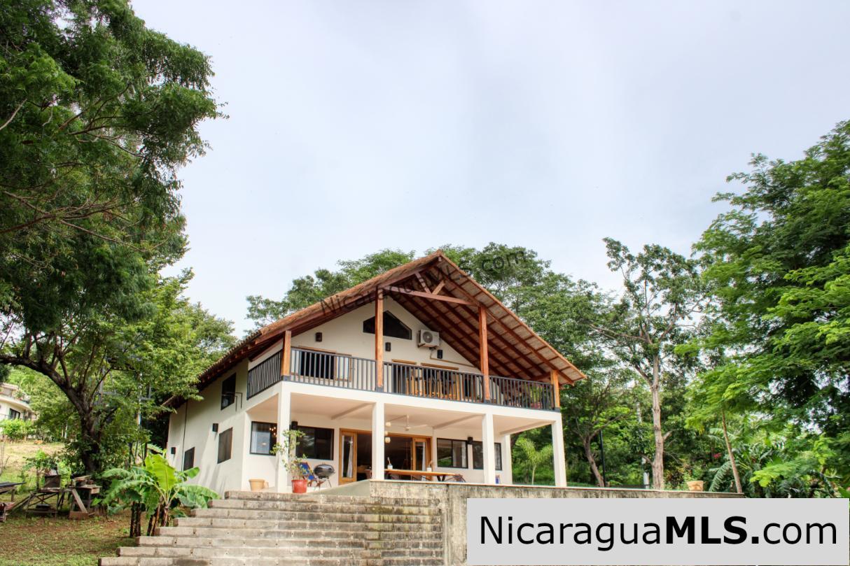 Stunning Ocean Views Beautiful Move in Ready 3+bedroom