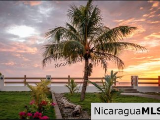 Beachfront House “Las Maragritas” in Guasacate Beach,Tola