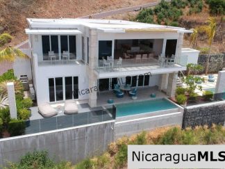 Two-story house with 5 bedrooms and ocean views in La Joya, San Juan del Sur-Nicaragua