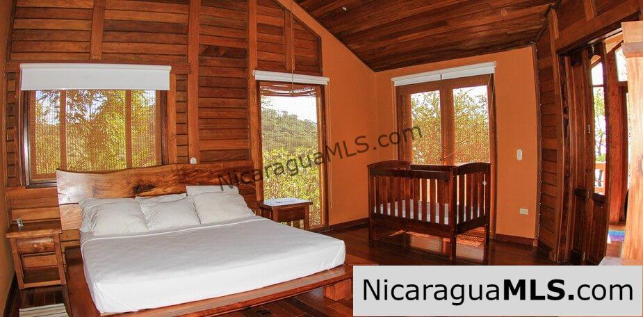 House with 4 bedrooms in Redonda Bay Tola. Awesome ocean view.