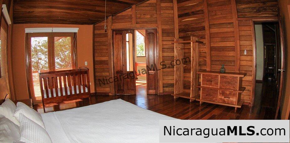 House with 4 bedrooms in Redonda Bay Tola. Awesome ocean view.