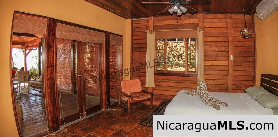 House with 4 bedrooms in Redonda Bay Tola. Awesome ocean view.