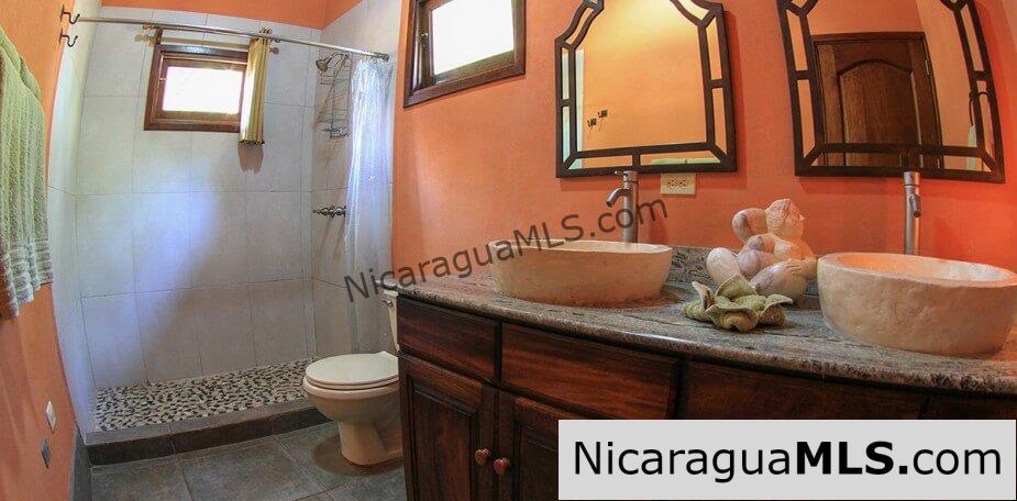 House with 4 bedrooms in Redonda Bay Tola. Awesome ocean view.