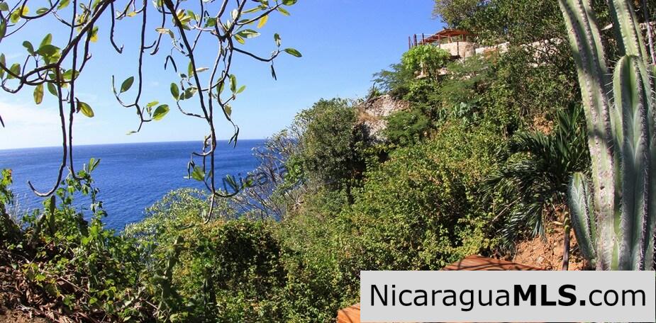 House with 4 bedrooms in Redonda Bay Tola. Awesome ocean view.
