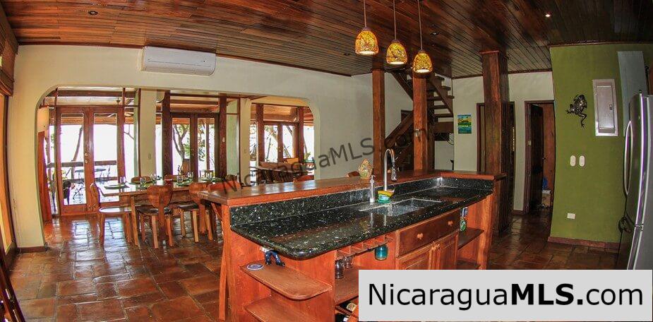 House with 4 bedrooms in Redonda Bay Tola. Awesome ocean view.