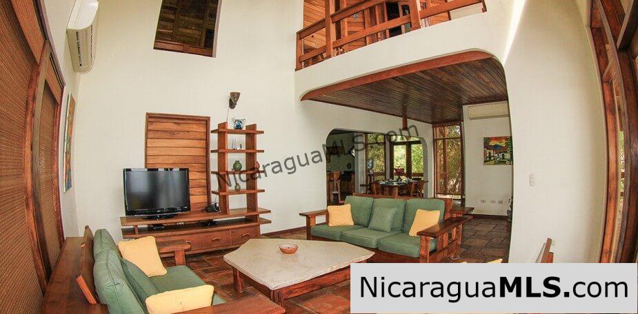 House with 4 bedrooms in Redonda Bay Tola. Awesome ocean view.