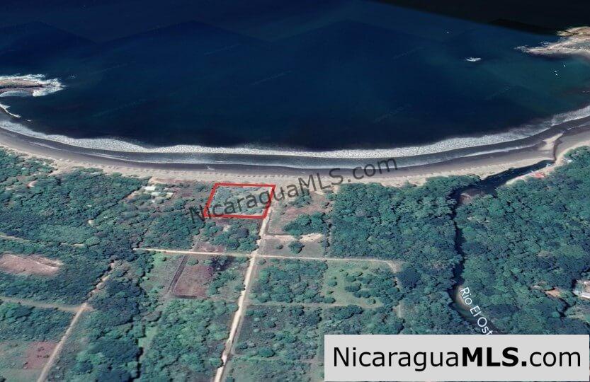 Wonderful beachfront lot in the picturesque El Ostional community.